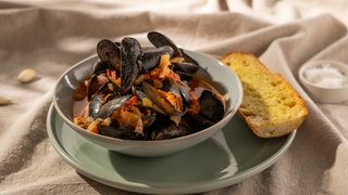 Miesmuscheln in Tomatensoße mit Knoblauchbrot