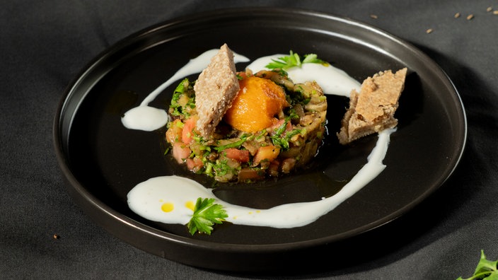 Auberginentatar, Knäckebrot und Joghurt-Dip