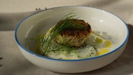 Räucherfischfrikadelle mit Gurkensalat