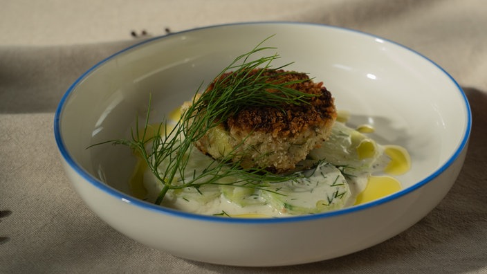 Räucherfischfrikadelle mit Gurkensalat