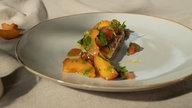 Sesam- Knäckebrot, Räucherforelle, Forellen-Mayonnaise und Aprikosen-Tomatensalat