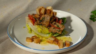 Romana-Salat mit geschnetzeltem Kalbfleisch, Pilzen & Parmesan-Croutons (Saladi ya nyama) 