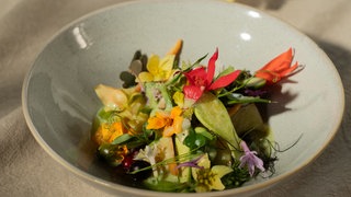 Kartoffeln mit Buttermilch-Schnittlauch-Vinaigrette, Gemüse, Kräutern und Blüten