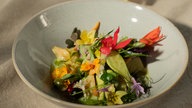 Kartoffeln mit Buttermilch-Schnittlauch-Vinaigrette, Gemüse, Kräutern und Blüten