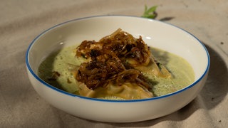 Maultaschen, Schmelzzwiebeln & Kräuterschaum