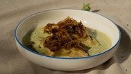 Maultaschen, Schmelzzwiebeln & Kräuterschaum