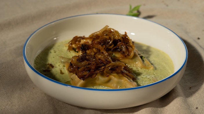 Maultaschen, Schmelzzwiebeln & Kräuterschaum