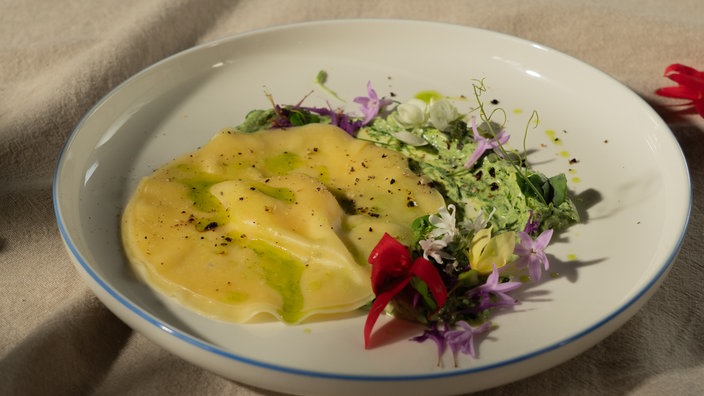 Eigelb-Ravioli, Schnittlauch-Schmand & Kräuter