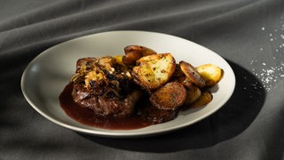 Zwiebelrostbraten mit Bratkartoffeln