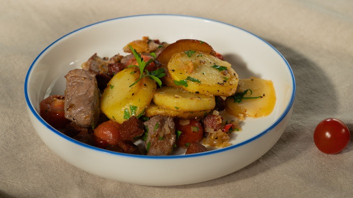Pytt i panna – Schwedische Kartoffelpfanne mit Sucuk und Rinderrücken