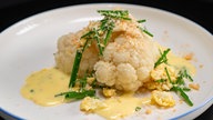 Blumenkohl mit Estragon-Hollandaise und Curry-Panko-Crunch