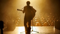 Leonard (Alex Wolff) auf der Bühne. 