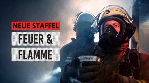 Feuerwehrmänner im Nebel und vor schwarzem Hintergrund. Schriftzug: "Neue Staffel Feuer & Flamme"