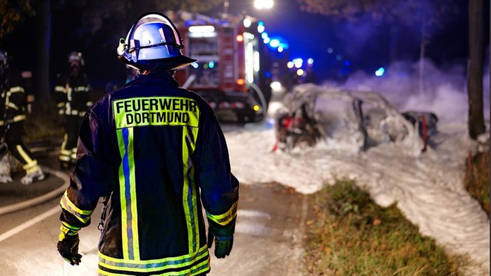 Ein Feuerwehrmann aus Dortmund beim nächtlichen Einsatz.