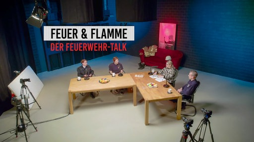 Eine Aufnahme von oben aus dem Podcaststudio von Feuer & Flamme aus der 5. Staffel