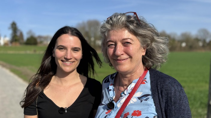 Gemeinsames Porträt von Laura und ihrer Mutter Kathrin, beide lächeln