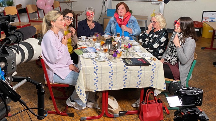 Gruppenbild unterschiedlicher Frauen in einem Klassenzimmer