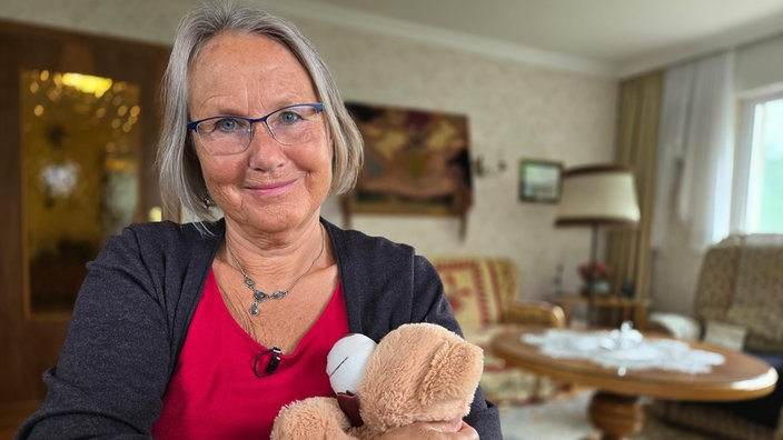 Sabine hält einen Teddy im Arm