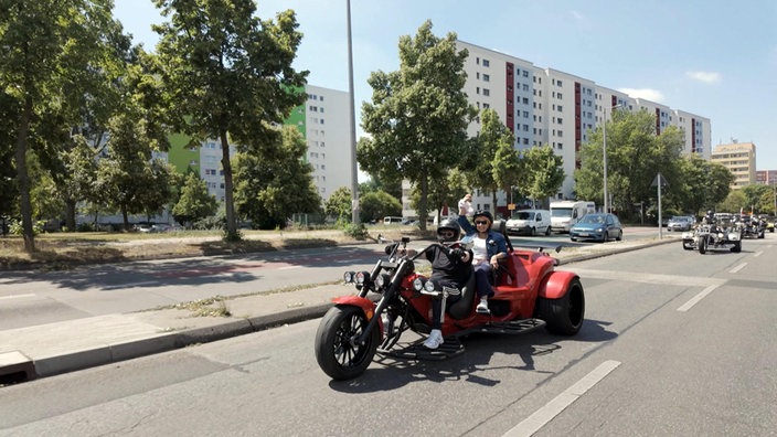 Zwei Seniorinnen fahren auf einem Trike