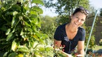 Dajana Schmitt in ihrem Garten,