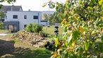 Blick vom Garten auf das moderne Haus von Dajana Schmitt
