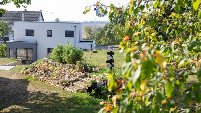Blick vom Garten auf das moderne Haus von Dajana Schmitt