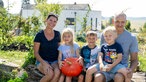 Dajana Schmitt mit ihrem Mann Kai und den drei gemeinsamen Kindern. 