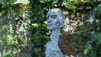 Skulptur von Iris Leonhardt im Garten. 