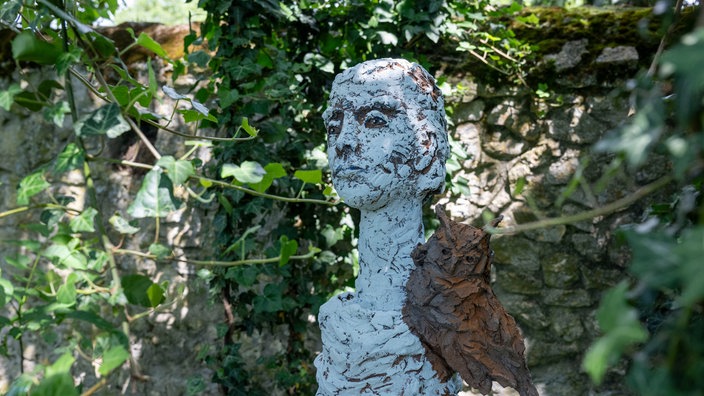 Skulptur von Iris Leonhardt im Garten. 