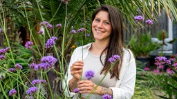 Jacky Uda in ihrem Garten