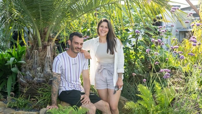 Andre und Jacky Uda in ihrem Garten.