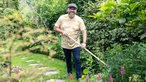 Peter Mecklenburg bei der Gartenarbeit. 