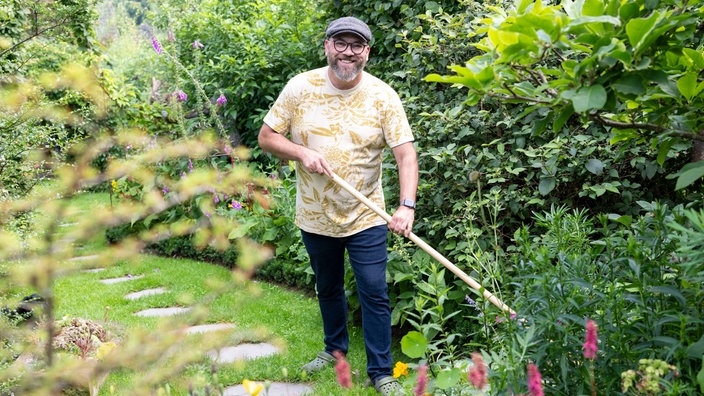 Peter Mecklenburg bei der Gartenarbeit. 