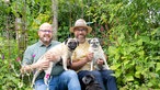 Peter Mecklenburg, sein Mann Ben und die drei Hunde.