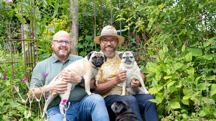Peter Mecklenburg, sein Mann Ben und die drei Hunde.