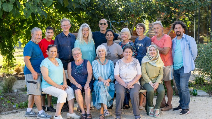 Sugirtha Navarathinam mit den anderen Gärter:innen. 