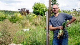 Torben Sauerland in seinem Garten.