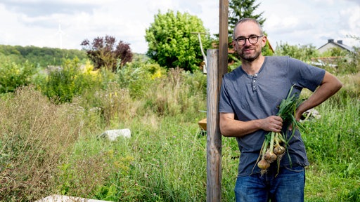 Torben Sauerland in seinem Garten.
