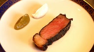Rinderrücken mit grüner Strauchtomaten-Paste und Blauschimmel-Creme 