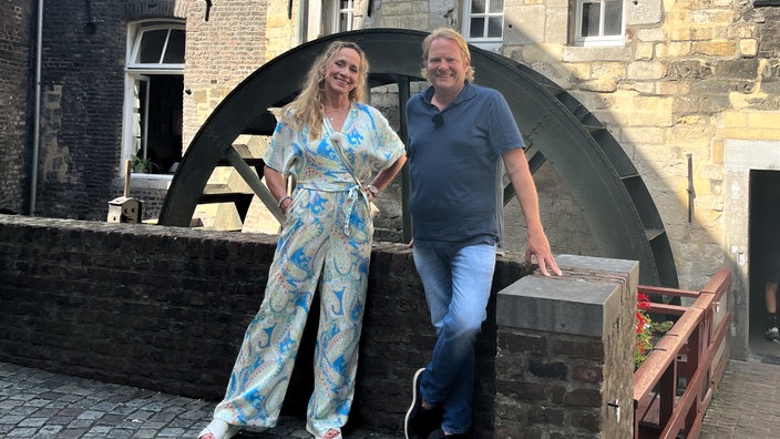 Björn Freitag und Tamina Kallert vor der Bisschopsmolen – der ältesten Mühle Maastrichts.