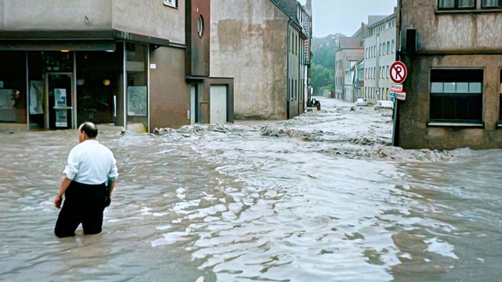Paderborn, Giersmauer Ecke Giersstraße, ein Anwohner steht knieftief im Wasser (Foto nachcoloriert mit KI)