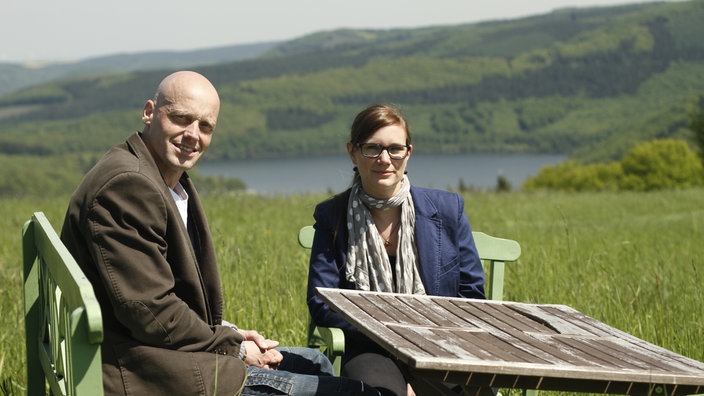 Christian Dassel und Carola Roetgen vor einem Eifelpanorama