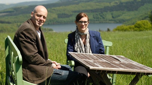 Cristian Dassel und Carola Roetgen vor einem Eifelpanorama