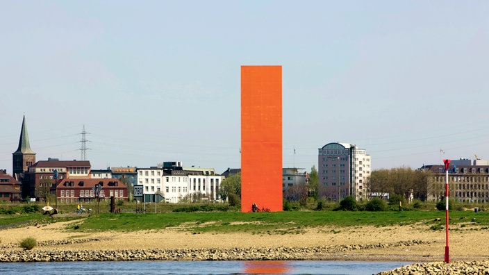Blick auf das Panorama von Duisburg Ruhrort, in der Mitte ragt eine riesige orange Stahlplatte in den Himmel