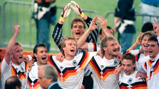Jubelnde deutsche Fußballspieler nach dem Final-Sieg 1990