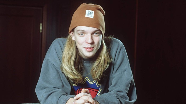 Der junge Nilz Bokelberg schaut verschmitzt lächelnd in die Kamera