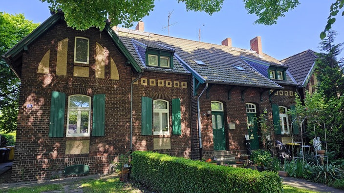 Ein Siedlungsdoppelhaus mit einer kleinen Rasenfläche davor