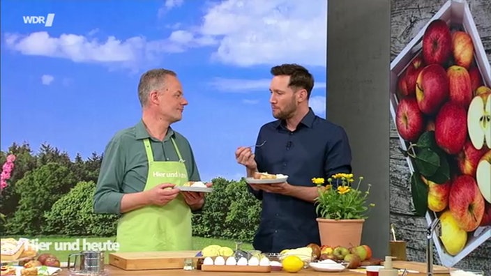 Sven Kroll und Marcel Seeger probieren einen Apfelkuchen