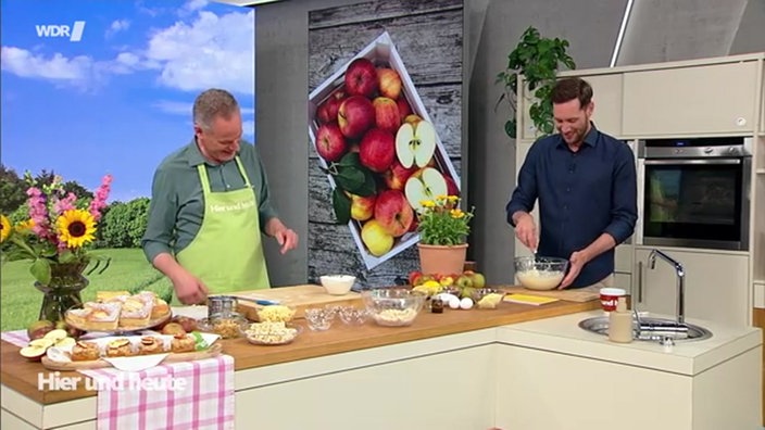 Sven Kroll und Marcel Seeger backen ein Apfeltörtchen