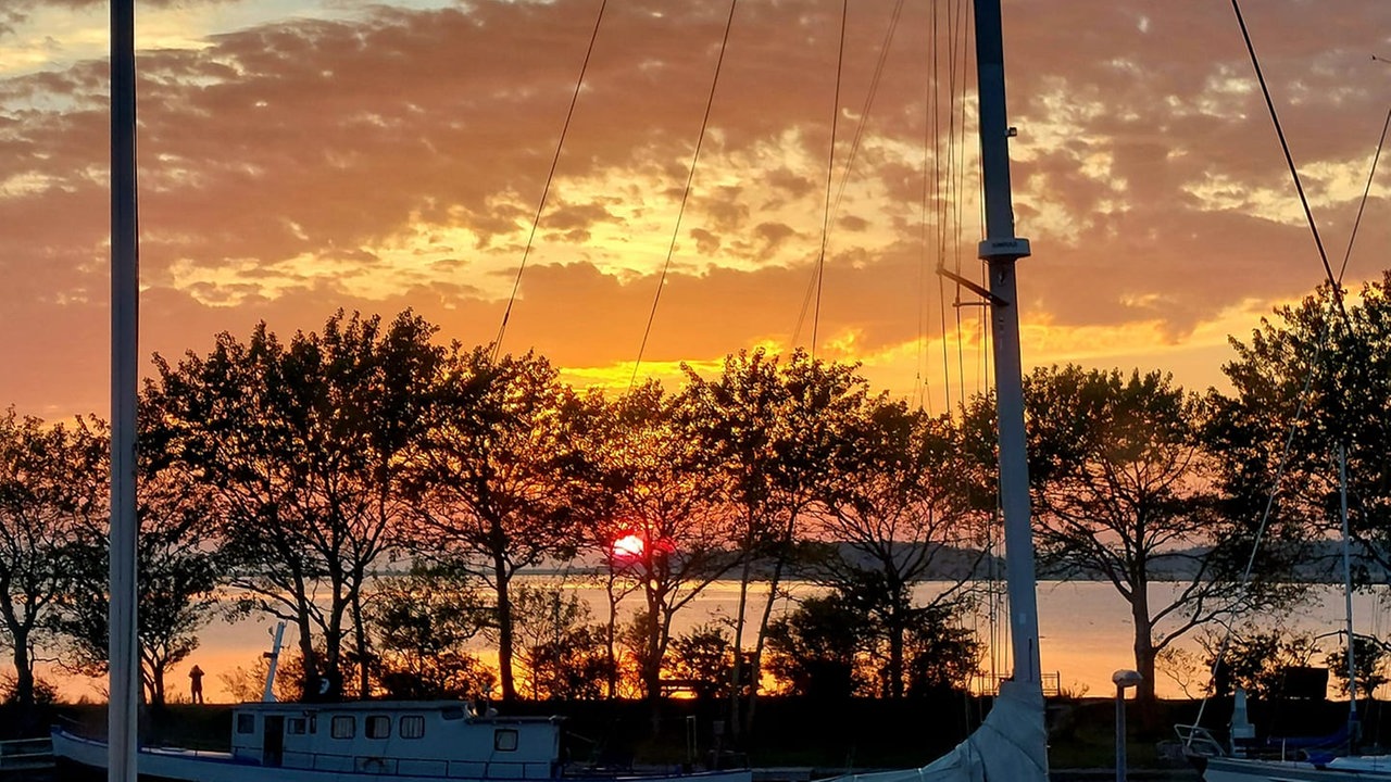 Untergehende Sonne am Hafen auf Fehmarn.